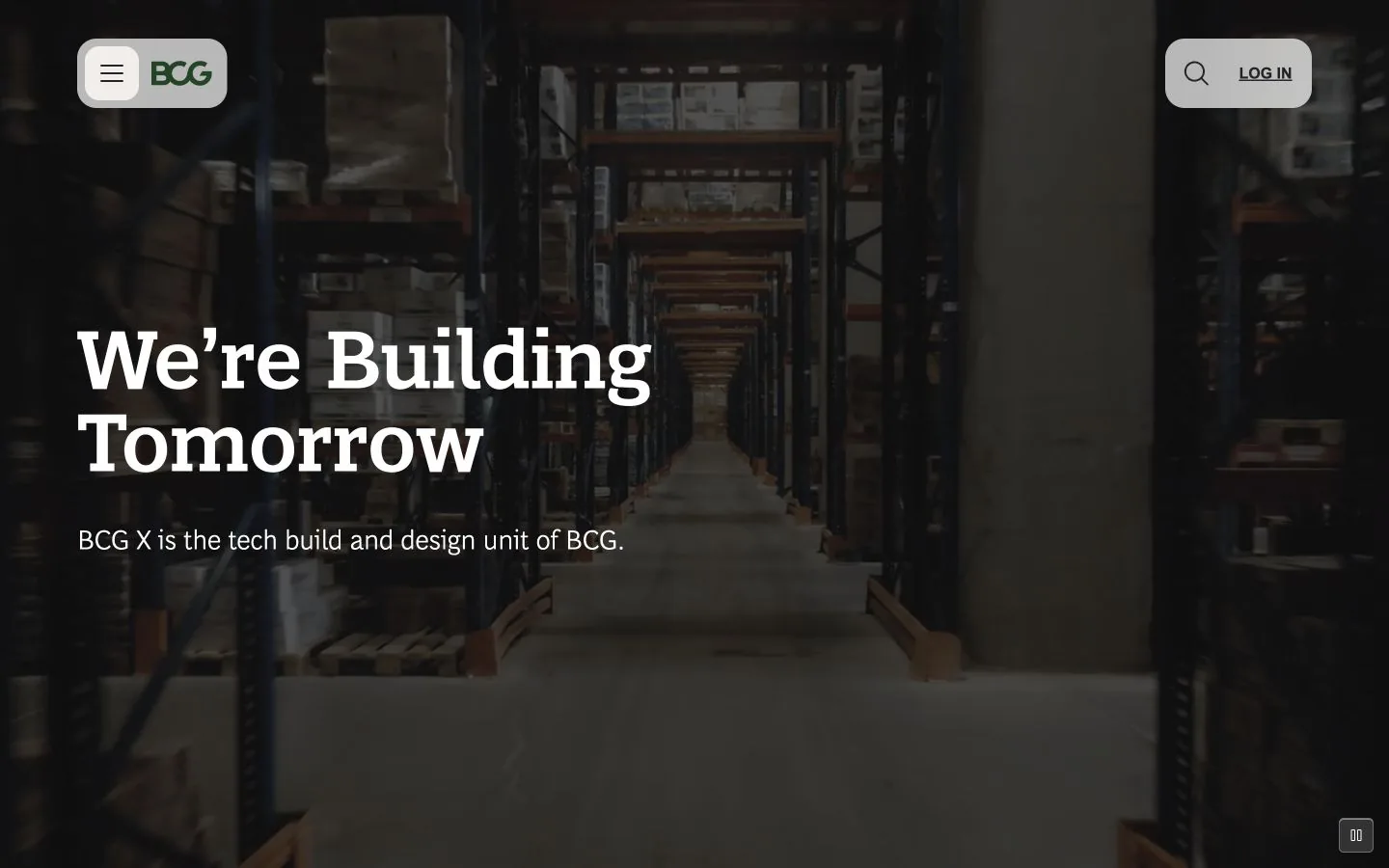 BCG X homepage com uma imagem editorial em tela cheia e o título que estamos construindo amanhã.